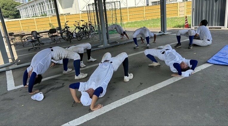 【ルポ写真】駐輪場のスペースを使って練習する様子 ©Yuki Kashimoto