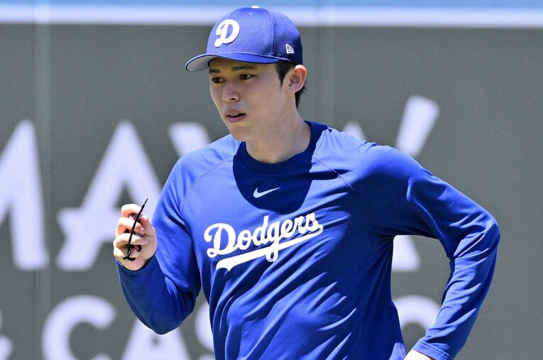 メジャーのスタッフとともにトレーニングに励む佐々木朗希 ／ photograph by JIJI PRESS