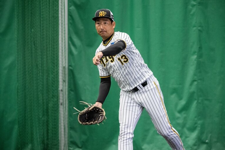 ブルペンで投球練習する岩崎　©︎Nanae Suzuki