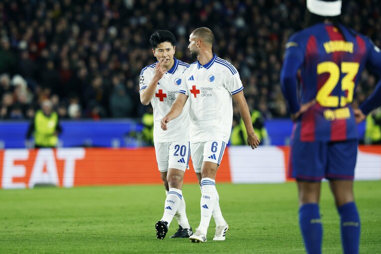 日本代表22歳DFがCLバルサ戦で「ボランチなの!?」「レバンドフスキに頭1つ飛び出て空中戦勝利」超ポリバレントな鈴木淳之介にカメラマン驚き(13)