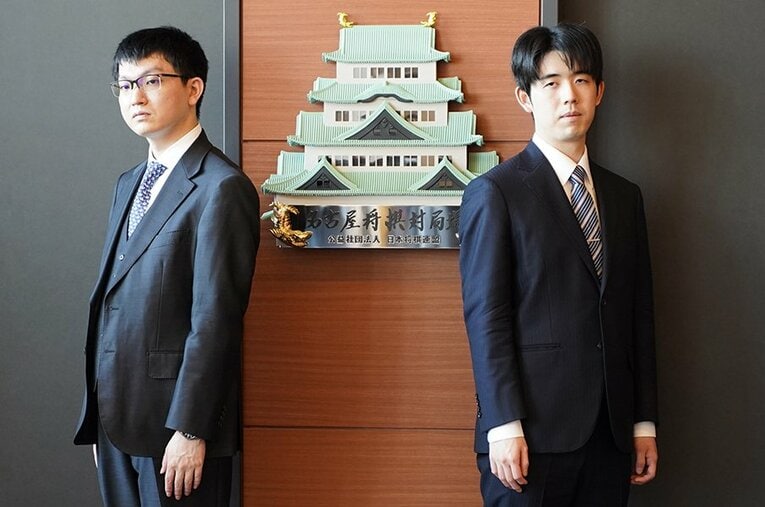 王将戦第6局の結果を受けて、3勝3敗となった藤井聡太王将と永瀬拓矢九段　©日本将棋連盟