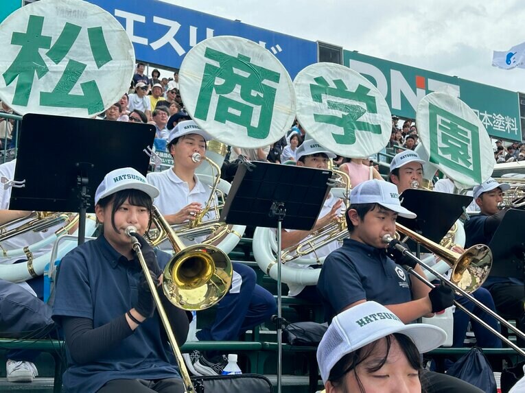 松商学園アルプス。紺のポロシャツが助っ人に駆けつけた京都外大西吹奏楽部 ©Yukiko Umetsu