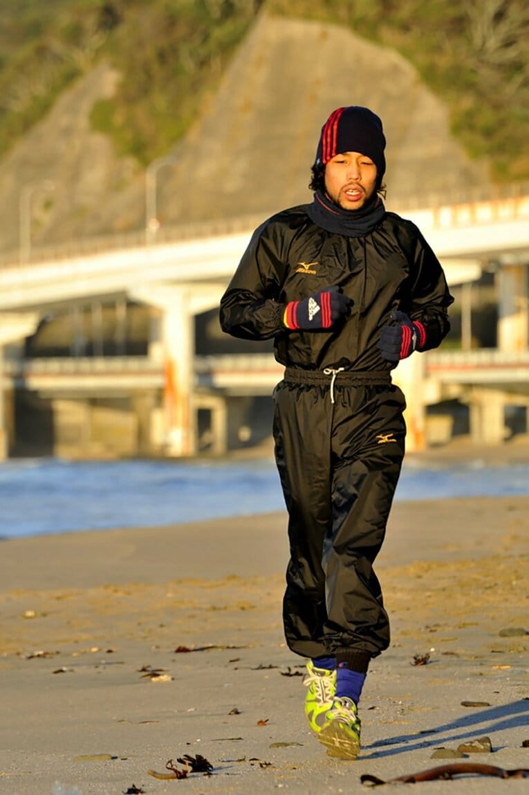 2013年、祖父母が暮らす勝浦で走り込み合宿。砂浜を走る内藤律樹　©Kokou Sekine