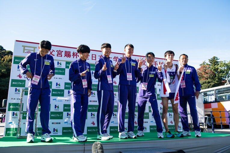 レース後、ゴールに駆けつけた選手たちと監督　©Nanae Suzuki