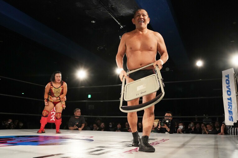 イスを手に得意げな鈴木みのる　©Essei Hara