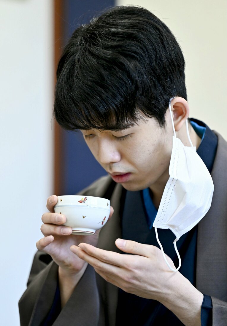 初手を指す前にお茶を飲む藤井　©JIJI PRESS