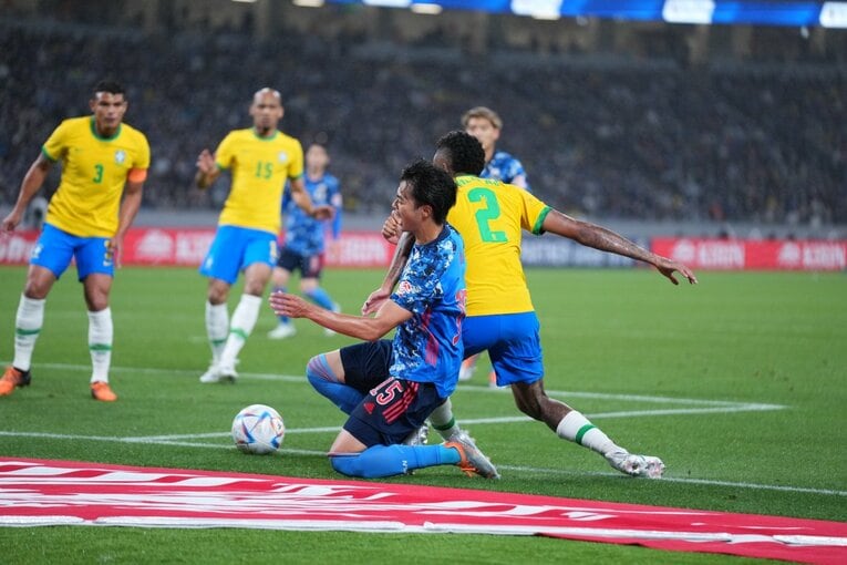 三笘とミリタンのマッチアップ　©JMPA