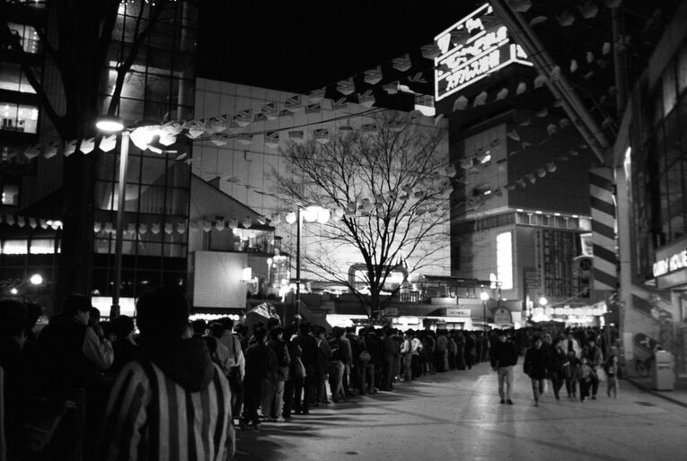 当日の後楽園ホールにできた長蛇の列　©Essei Hara