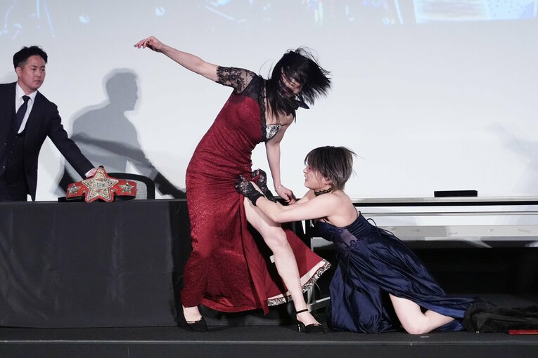 ドレス姿でやりあう上谷沙弥と安納サオリ　©Essei Hara