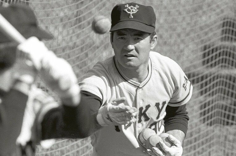 第一次監督時代の長嶋は、積極的にグラウンドに立って選手を直接指導した ／ photograph by SANKEI SHIMBUN