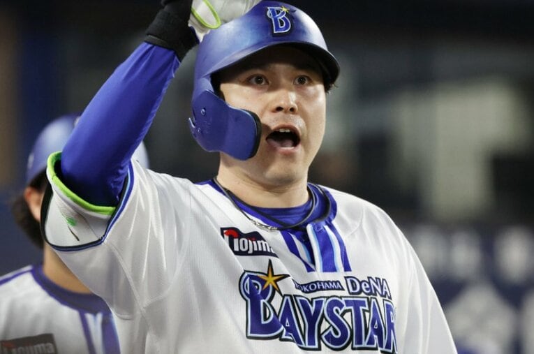 6月27日の巨人戦で3号2ランを放ち、ガッツポーズする佐野恵太。今季も試行錯誤を重ねながら、徐々に本調子を取り戻しつつある ／ photograph by JIJI PRESS