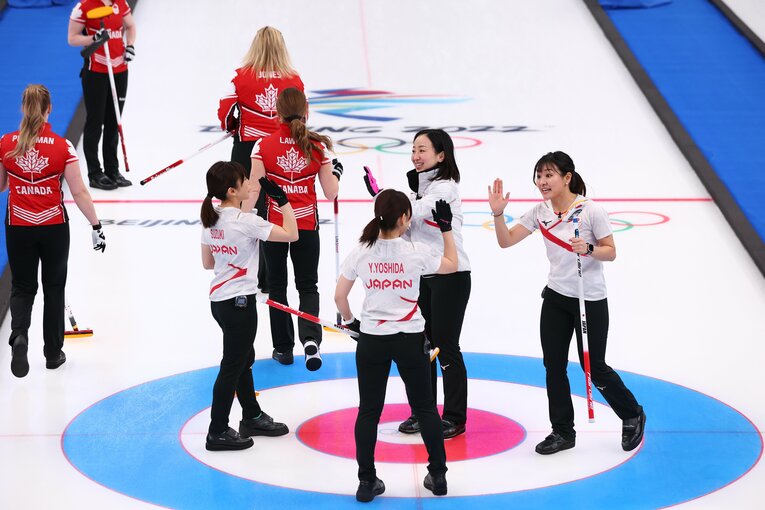 カナダに勝利し、笑顔のロコ・ソラーレ　©JMPA