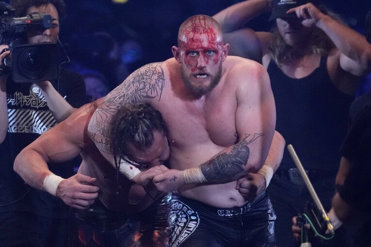 場外で流血したゲイブ・キッド。ケニー・オメガをヘッドロックで絞める　©Masashi Hara