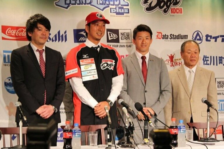 入団記者会見、左から2人目が藤川、右端が弘田監督　©Kou Hiroo