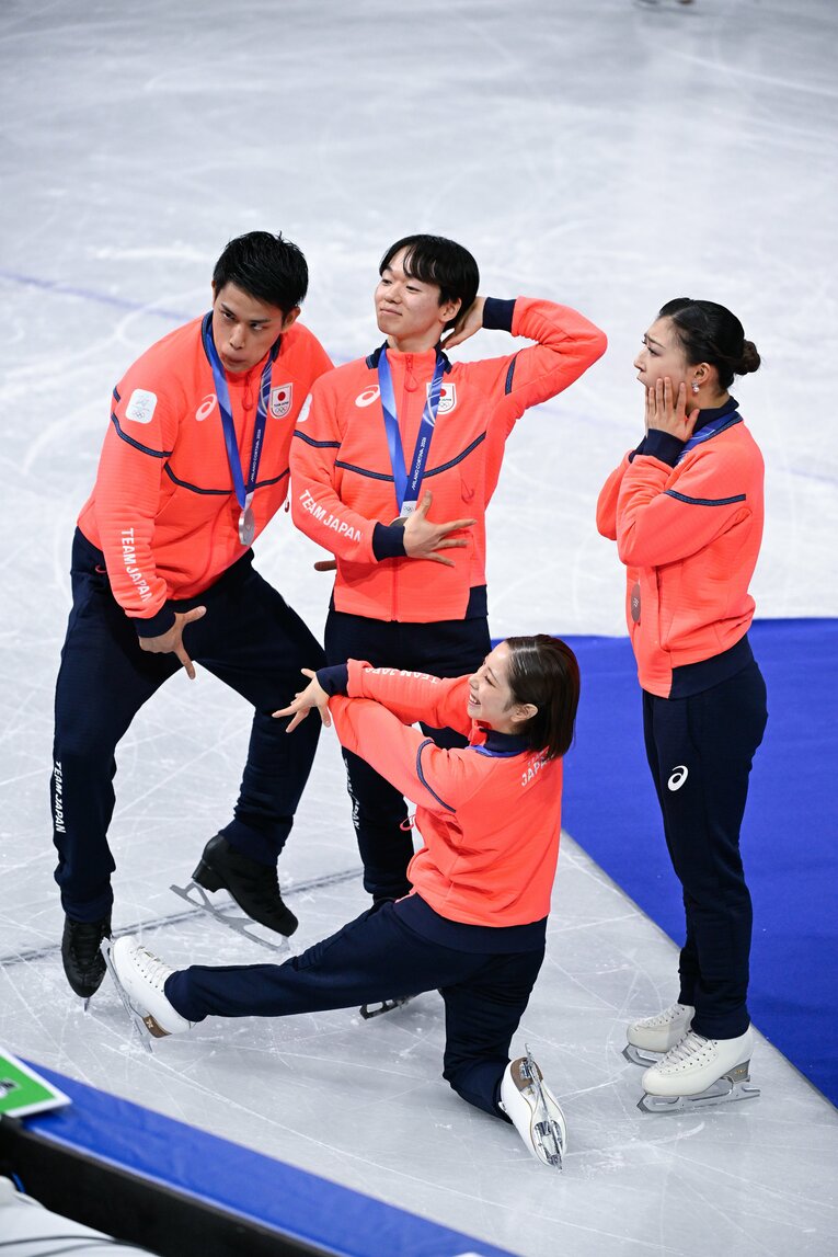 フィギュア団体で銀メダルを獲得した日本チーム　©Asami Enomoto／JMPA