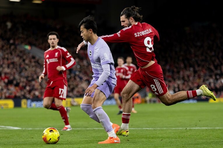 12月13日のリバプール戦、後半19分から途中出場した三笘薫。投入から4分後、ワンツーから抜け出し右足シュートのシーン　©Getty Images