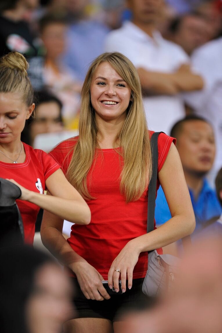 EUROにいた美しい女性サポーターの応援姿（50枚超）　©Sports Graphic Number
