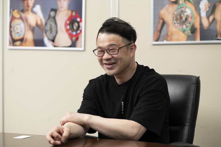 笑顔でインタビューに応じる小堀佑介　©Tadashi Hosoda