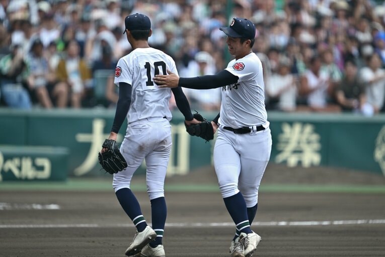25年夏の甲子園優勝校の沖縄尚学は、末吉（右）と新垣の2投手で栄冠をつかみ取った　©Hideki Sugiyama