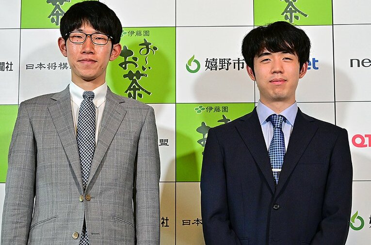 王位戦第4局前日の藤井聡太七冠と佐々木大地七段。高見泰地七段が知る盟友の素顔とは ／ photograph by 日本将棋連盟