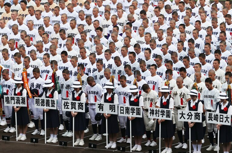開会式では、7月28日に熊本県で発生した地震の犠牲者を悼み黙とうがささげられた　©JIJI PRESS