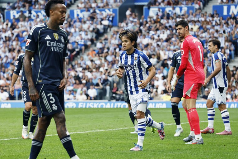 「万全じゃない時に無理を…」久保建英“マドリー戦途中出場”のナゼ「ソックスを履く左足首に包帯が」異変にカメラマンは気づいた(12)