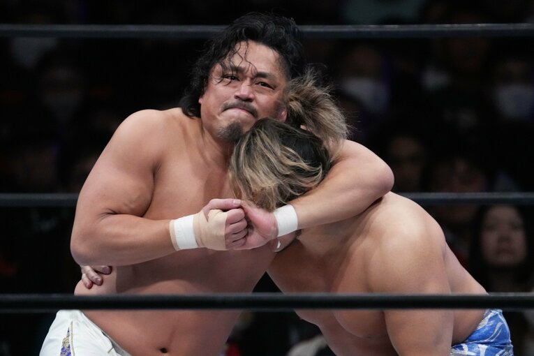 棚橋弘至をヘッドロックで攻める後藤洋央紀　©Essei Hara