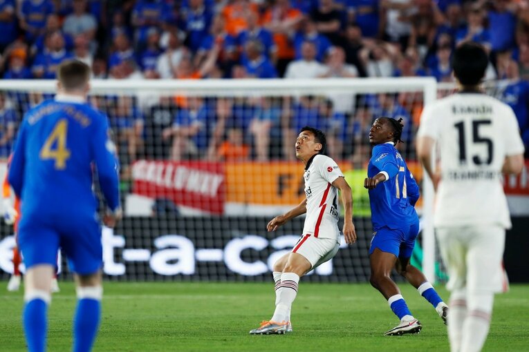 鎌田大地の号泣と“日の丸スパイク”に思い出す4年前の「カタールW杯には絶対出たいですよ」 長谷部誠とのEL優勝写真に“秘められた熱量”とは(24)