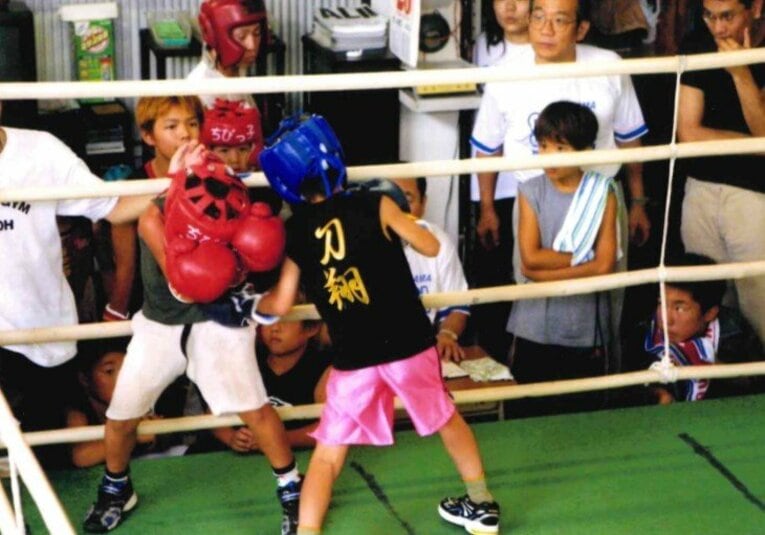 「ちびっ子ボクシング大会」で優勝した当時の写真（本人提供）