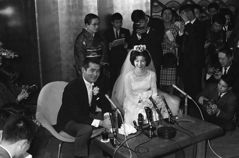 結婚式を終え、会見する長嶋茂雄（当時28歳）と亜希子さん（ホテルニューオータニ）　©JIJI PRESS