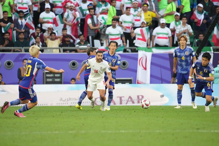 イランに押し込まれ続けたことで、写真1枚に日本の選手が5人写り込んでいる　©Masashi Hara