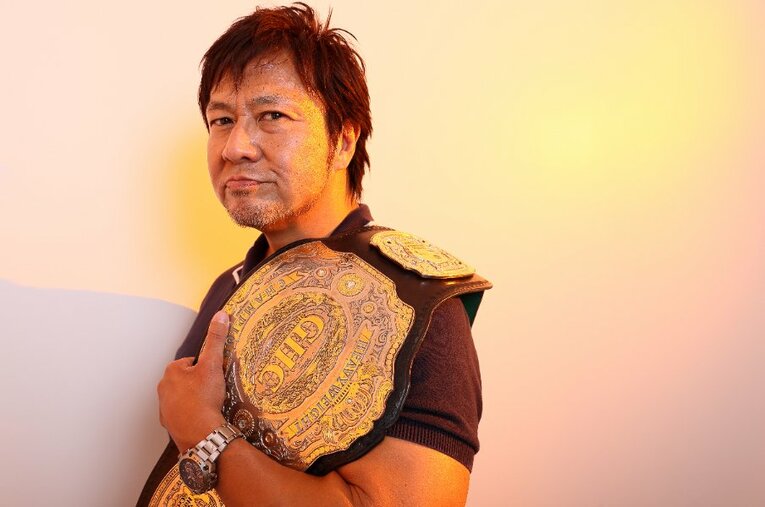 6月にGHCヘビー級タイトルを奪取しチャンピオンベルトを肩にかける小島聡 ／ photograph by Shigeki Yamamoto