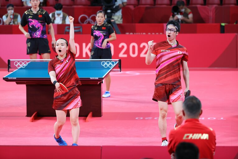 拳を突き上げ喜ぶ。2人のチームワークが、歴史的勝利を実現させた