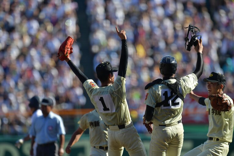 第98回夏の甲子園を制した作新学院で、入江は一塁手を務め、3試合連続本塁打など強打を見せた。優勝の瞬間、エースの今井達也（アストロズ）に駆け寄る入江　©Hideki Sugiyama