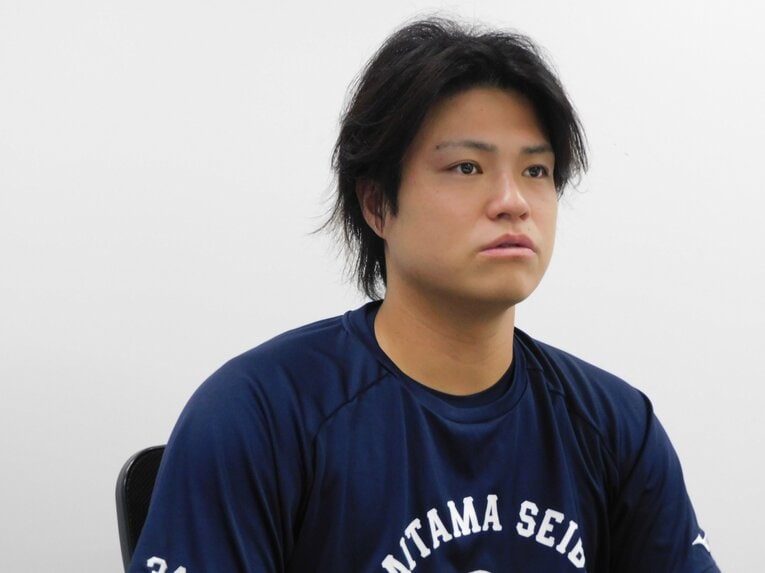 移籍当時について語る甲斐野　©Number Web
