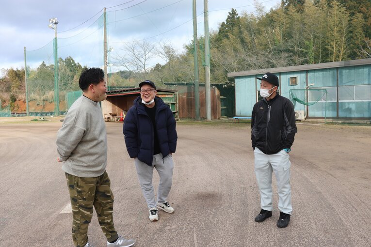 2003年センバツ出場した隠岐高OBの（左から）藤野真一郎さん、岩水潤さん、平田稔さん　©Yuki Kashimoto