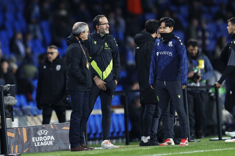 【映像に映らないタケクボの素顔／全13枚中の4枚目】キックオフ前スタッフと談笑する際には、リラックスした表情　©Daisuke Nakashima