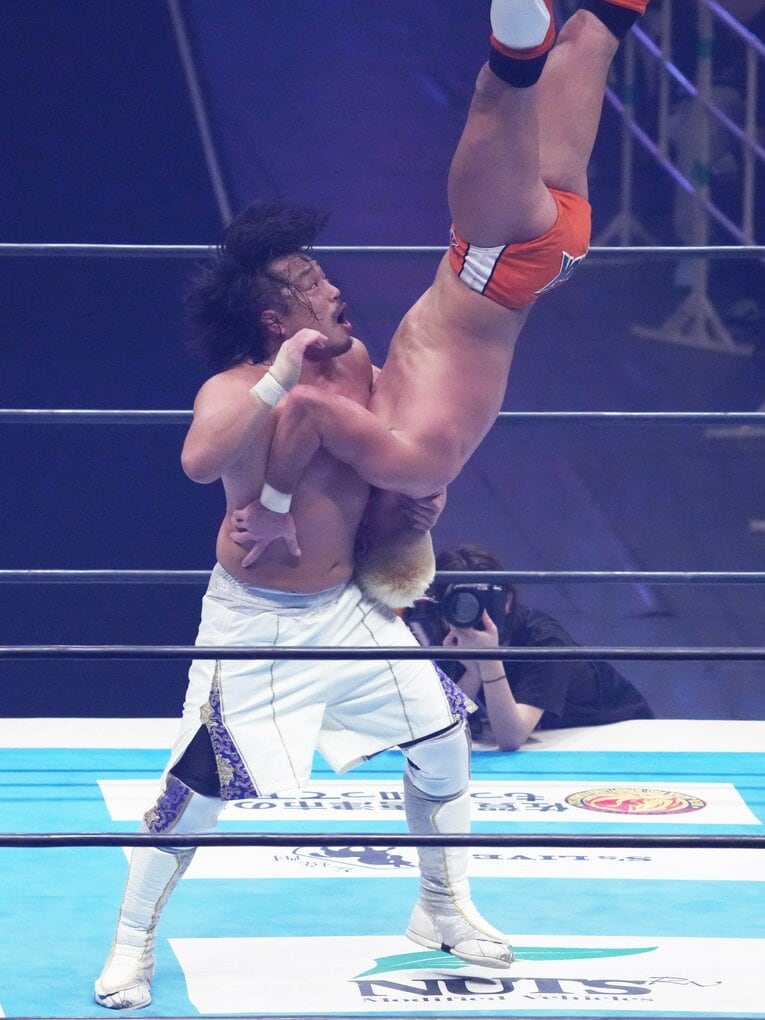 ザック・セイバーJr.を持ち上げる後藤洋央紀　©Essei Hara