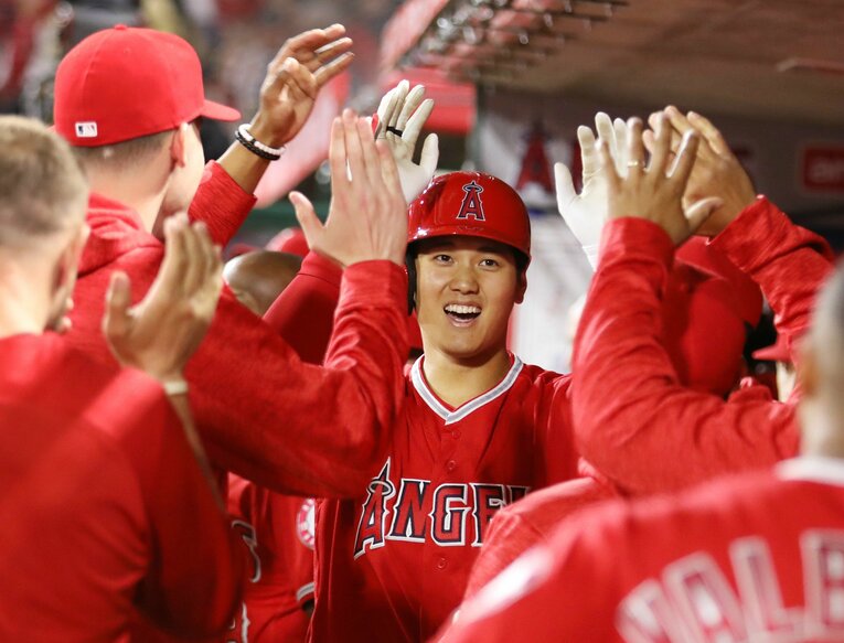 3戦連発にベンチはこのお出迎え。なお初本塁打時には「サイレント・トリートメント」された　©JIJI PRESS