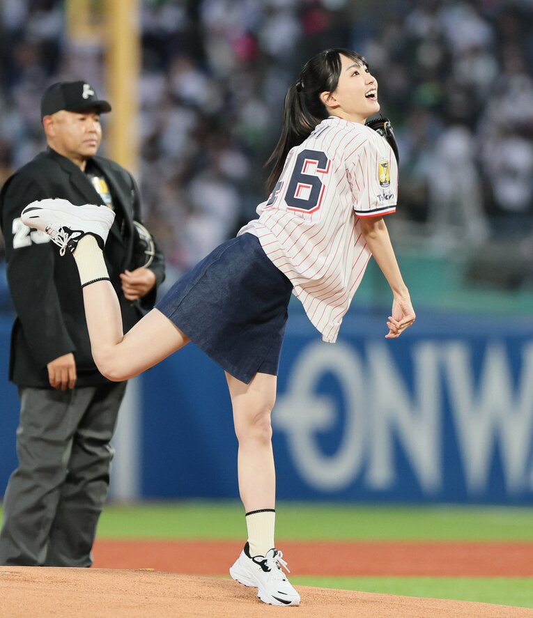 ヤクルト開幕戦始球式は「乃木坂46」の賀喜遥香さん（2／2枚）　©JIJI PRESS