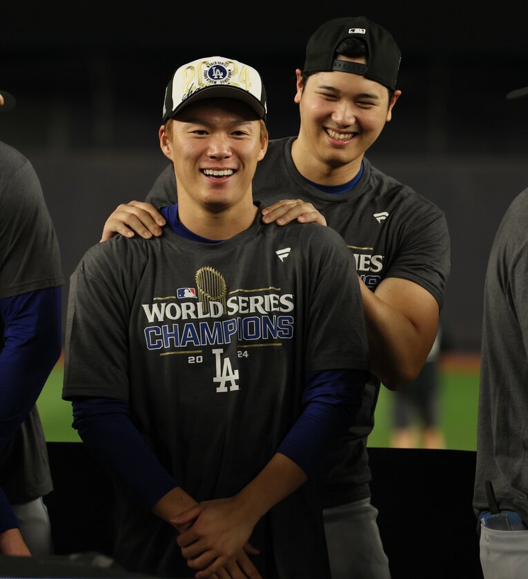 表彰式での山本由伸と大谷。2人が着ている優勝記念Tシャツは6000円で買うことができる　©Getty Images