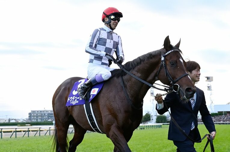 11月24日、ジャパンカップのウイニングランを終えたドウデュースと武豊。東京競馬場には「ユタカコール」が響いた ／ photograph by Keiji Ishikawa