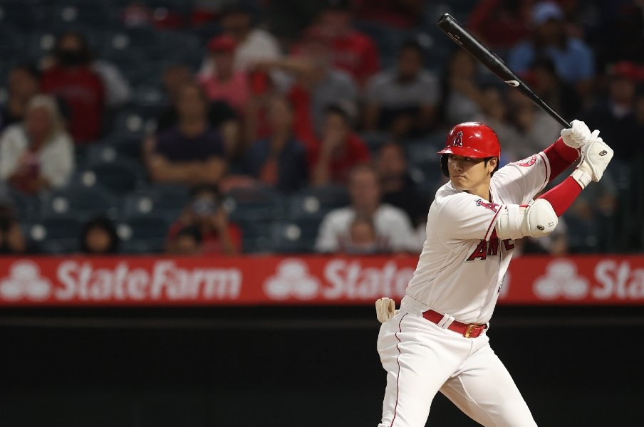 打者・大谷翔平を抑える方法は? 日米通算170勝・岩隈久志が分析「とんでもないボール球でもホームランにするじゃないですか…」<Number Web> photograph by Getty Images