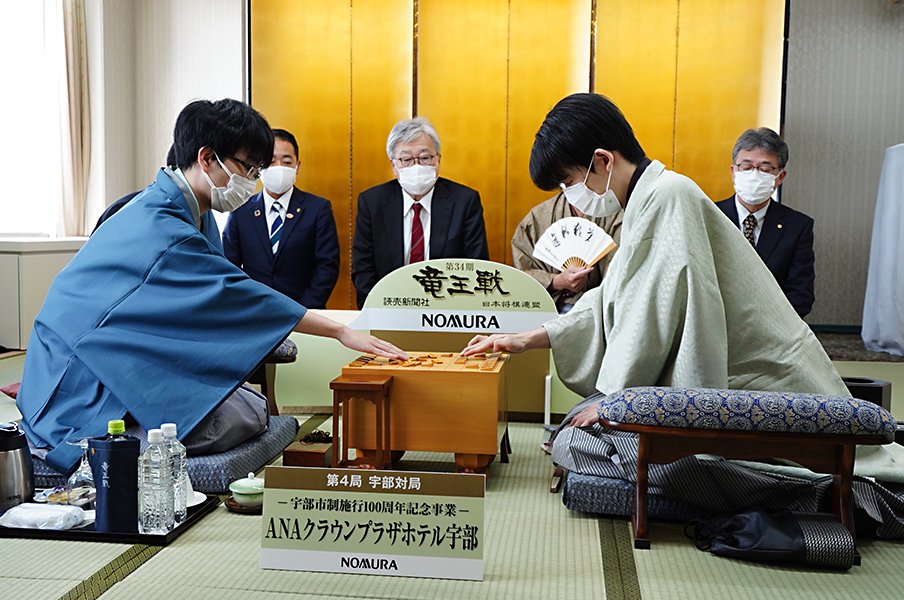 藤井聡太 竜王 の優勝賞金4400万円 羽生善治 七冠 時は総額1億6500万円 無冠の今は 意外と知らない棋士の収入事情 将棋 Number Web ナンバー