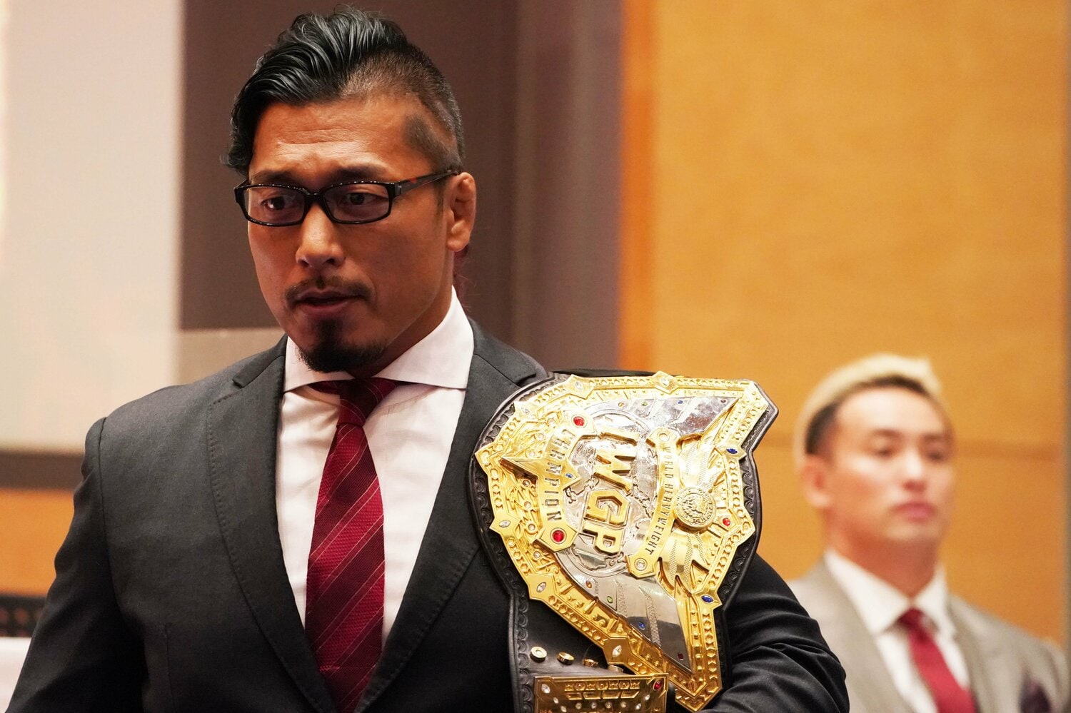 オカダが4代目のIWGPのベルトを持ち出したことに不快感をあらわにしている現王者の鷹木