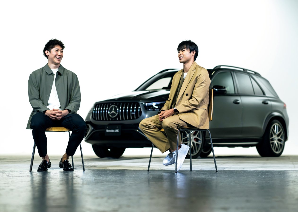 石川祐希（左）と三笘薫をサポートするメルセデス・ベンツの協力で2人の初対談が実現した　©️Takuya Sugiyama