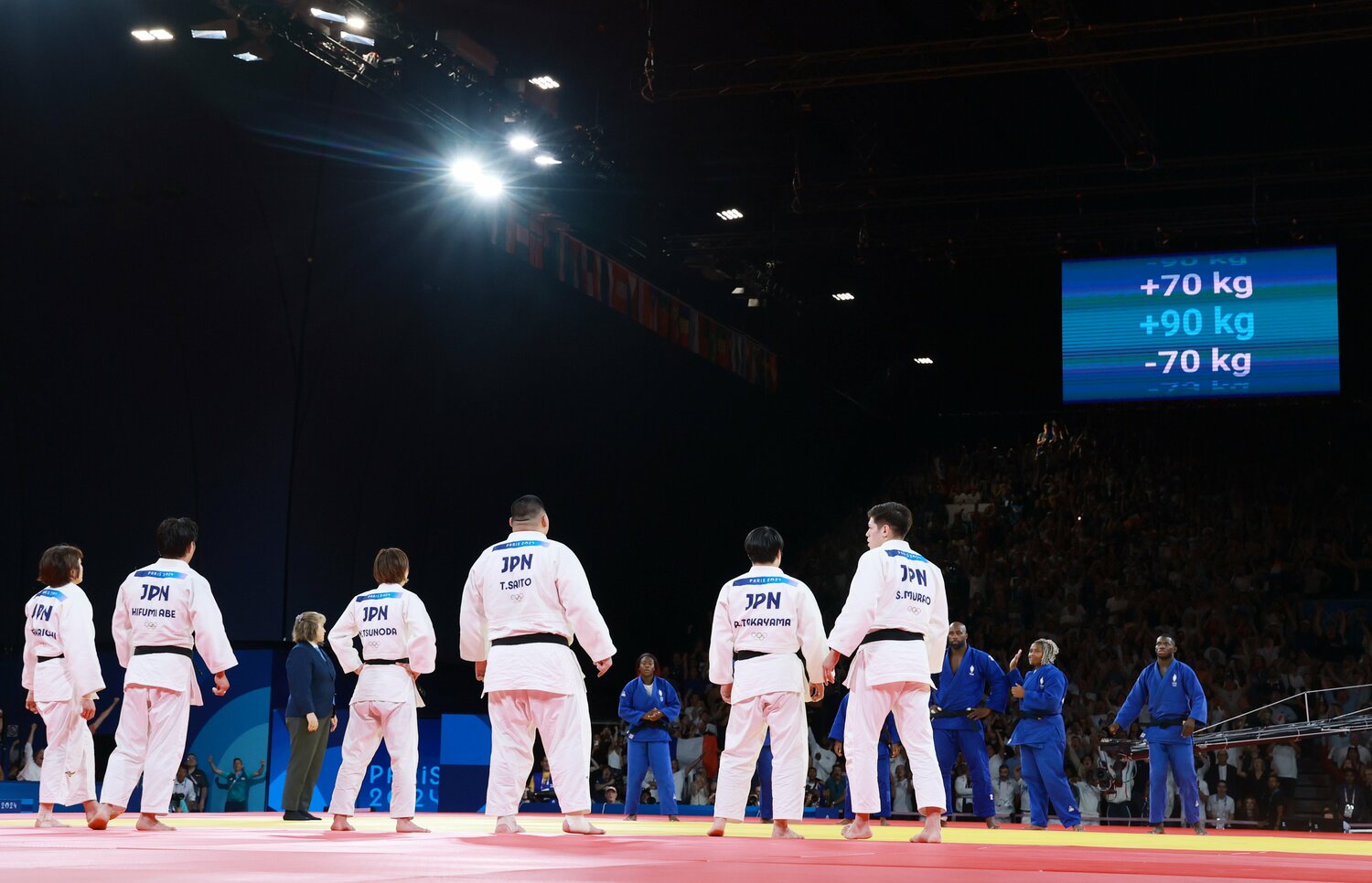 「+90kg」で止まったルーレット。村尾三四郎が真っ先に斉藤立のもとへ歩み寄る　©JIJI PRESS