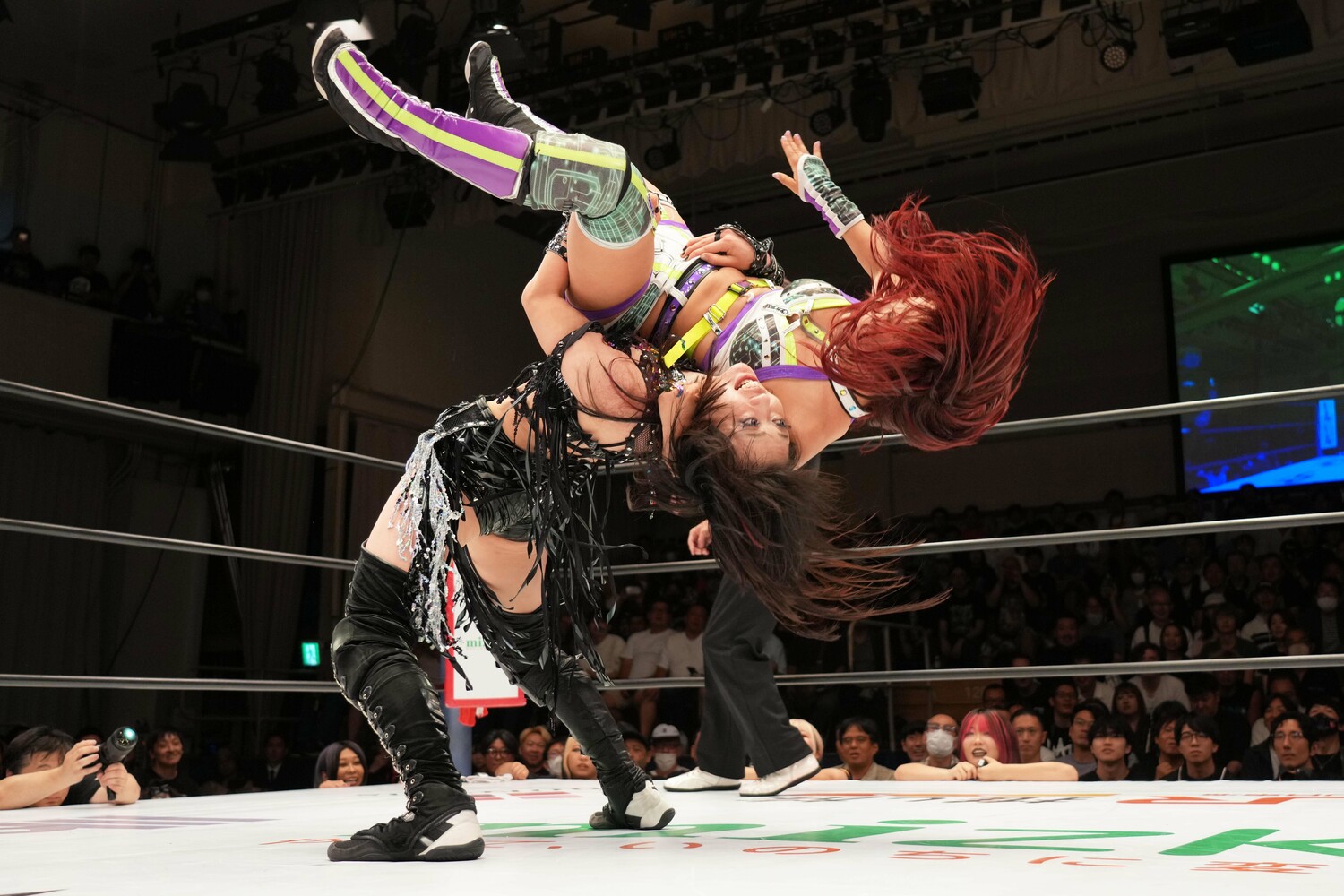 AZMにバックドロップを放つ上谷沙弥。9月27日、後楽園ホール　©Essei Hara