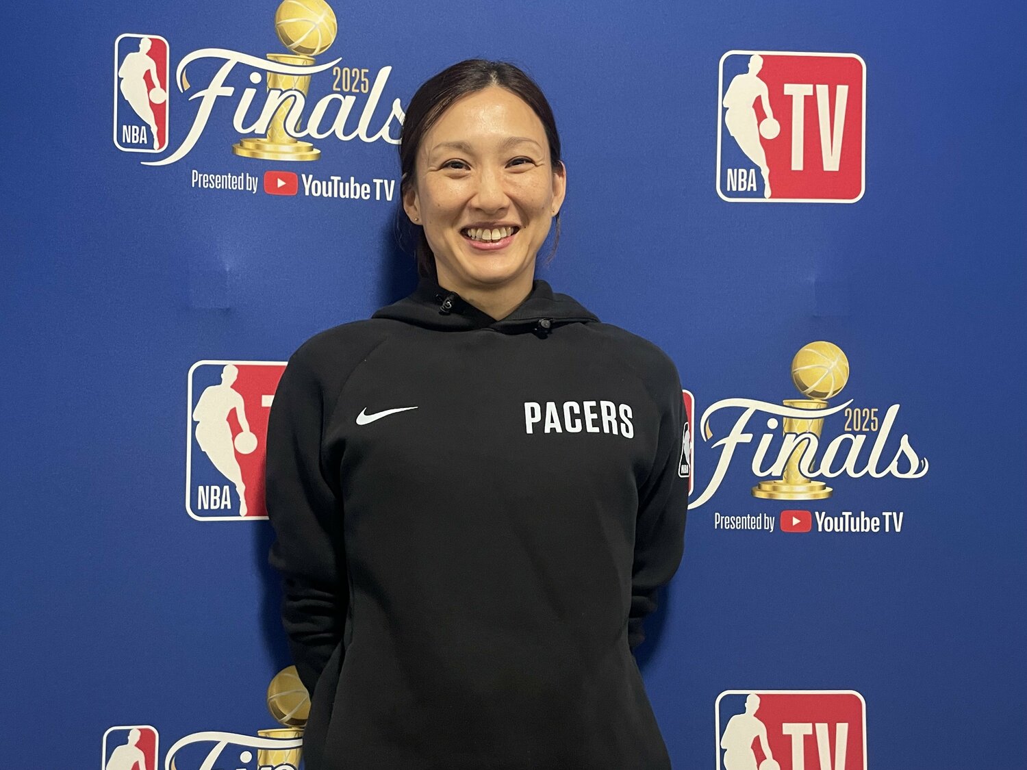 取材に応じる佐藤トレーナー　©︎Yoko Miyaji