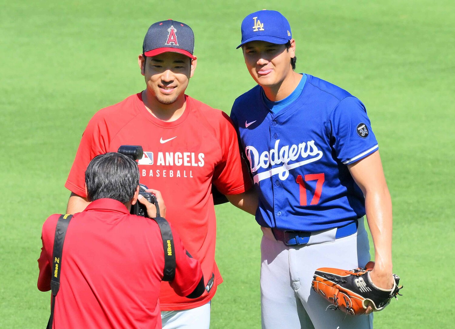 エンゼルス菊池雄星(34歳)はWBCに初選出。写真は昨年8月、大谷翔平と記念撮影 ©JIJI PRESS